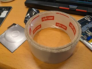 充電コイルの貼り付けには手持ちの普通の両面テープを利用