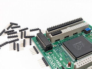 細ピンヘッダを小分けにしてCボードのメスコネクタに刺していく
