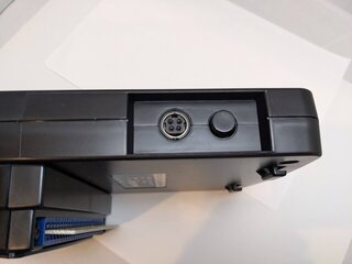 電源端子と電源ボタン