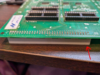 なぜか1個だけ逆向きに実装されているコネクタ