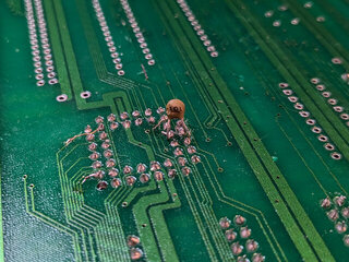 CPLDの裏にコンデンサを追加