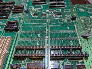 8個中2個しかソケットが実装されていない