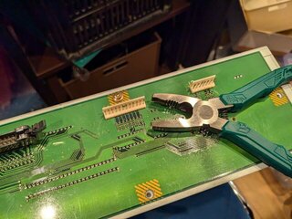 ネジザウルスでこじ開け