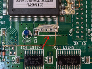 導線をワイヤで押さえつけ
