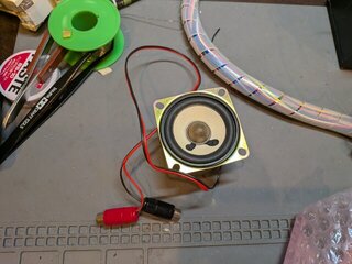 もう片方のスピーカーユニットにもコネクタをつけた