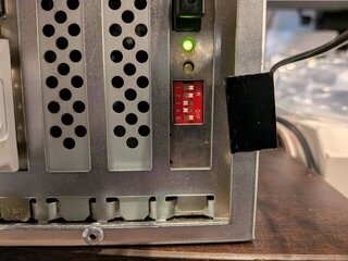 黒い板の下からスイッチ出てきた