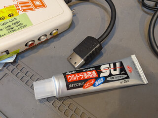 交換したデミロのAV端子は、接着剤でいい感じに