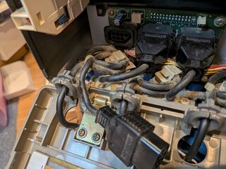 コントローラーのケーブルから抜いていく