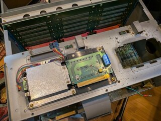 背面パネルを外した