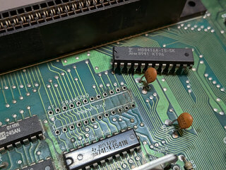 腐食してそうな配線の上のチップを外してみた