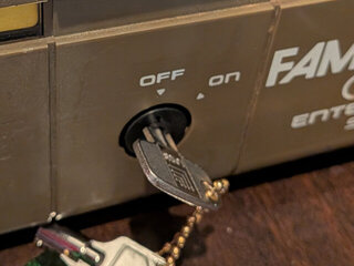 鍵を左に回すことも可能