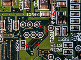 丸いシルクで囲われた方のパッドはゼロΩの抵抗に接続