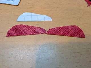 握ったときに指が当たるところに貼るべくカット