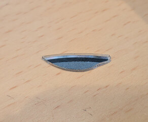 中から光学メディアの破片が