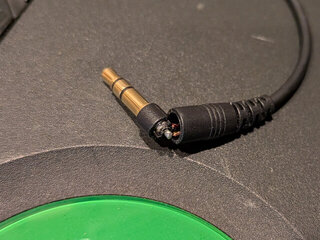 オーディオケーブルが折れてた