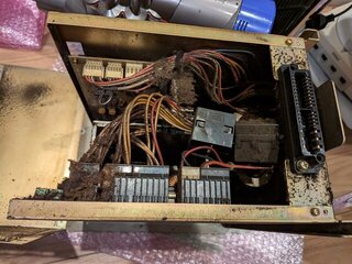 中は茶色いホコリがびっしり