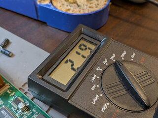 外した電解コンデンサの片方は20μFちょっと