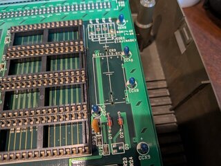 下の電池を外した