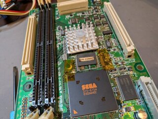 DIMMボードのフラッシュメモリを剥がした