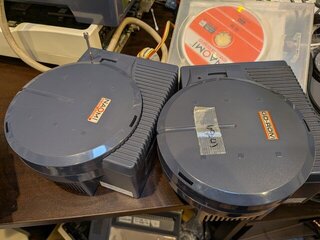 左がCD-Rを一発で認識して読み込んでくれるドライブ