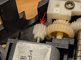 ピニオンギアに亀裂が入っていた
