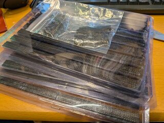 大量のオスコネクタが届いた