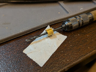 ドリルで穴を拡張