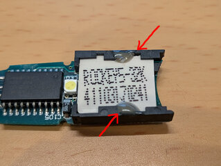 接着剤のようなもので固定されている