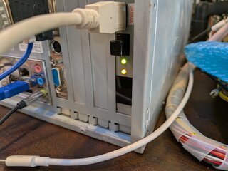 HDDのアクセスランプは光るものの立ち上がらない