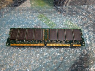 SamsungのK4S560832が16枚実装されている