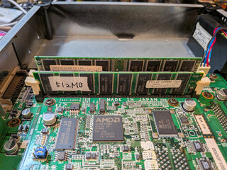 先日ニコイチで作った512MBのDIMMと組み合わせ